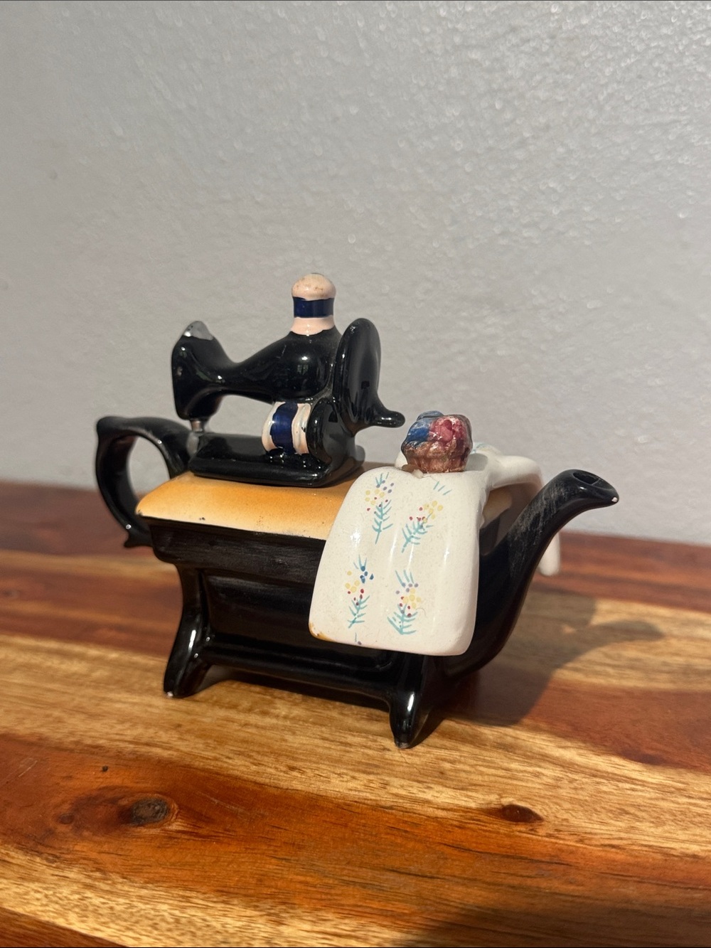 Vintage Giftco Inc. Mini Ceramic Sewing Machine Teapot – Collectible Novelty Tea